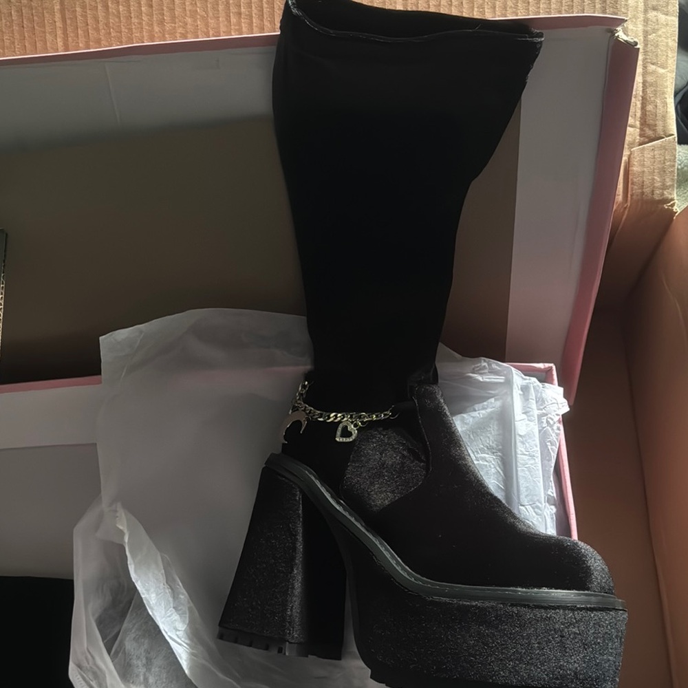 Elegant Black Platform Boots